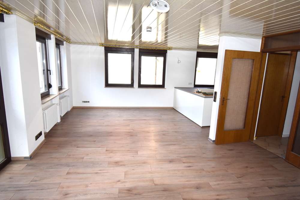 Immobilie in Ehningen - **Großzügige Familienwohnung mit 4,5-Zimmern in der Ortsmitte von Ehningen** - Bild 2