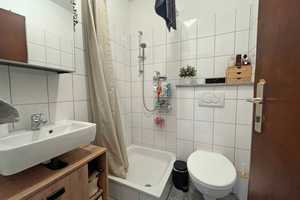 Befristete (1 Jahr) 2-Zimmer-Wohnung mit Balkon und EBK in Köln Altstadt & Neustadt-Süd – Rubensstraße 34, 50676 Köln – Vorschaubild 2