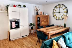 Modernisierte 2-Zi.-Wohnung mit 2 Balkonen & Garage