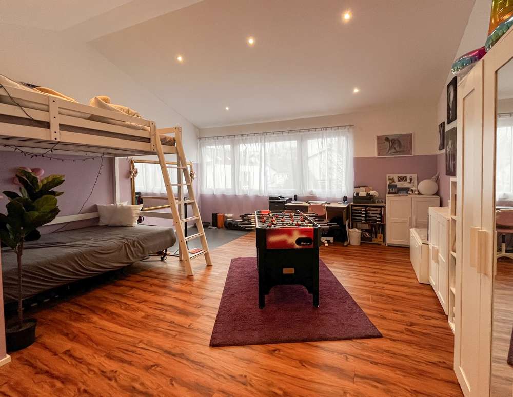 Immobilie in Hofheim am Taunus - Hofheim-Wallau! Wohnen auf 270 m² - top-saniert! 7 Zimmer, 2 Bäder, Garage (2 Stpl.), Dachterrasse! - Bild 2