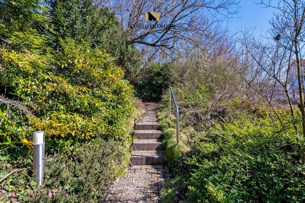 Immobilie in Plüderhausen - NEU: PROVISIONSFREI!
Sehr sonnige 3 Wohnungen über 3 Etagen & XXL-Grundstück auf insgesamt 1.159 qm - Bild 3