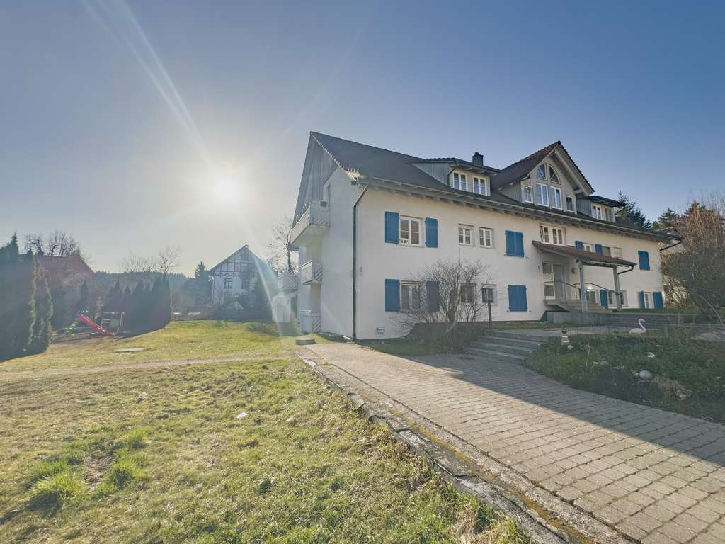 Immobilie in Lottstetten - Stilvolle Maisonettewohnung mit sonnigem Balkon und Blick ins Grüne – Wohnen in attraktiver Grenz... - Bild 2