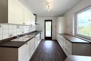 Geräumige 3,5-Zimmer-Wohnung mit hochwertiger Küche, Südbalkon & Stellplatz