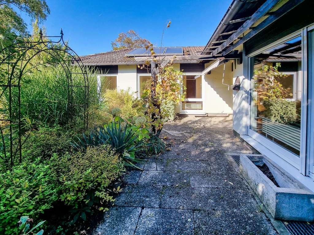 Bungalow mit viel Potenzial – Lichtdurchflutetes Wohnen auf einer Etage und traumhaftem Grundstück