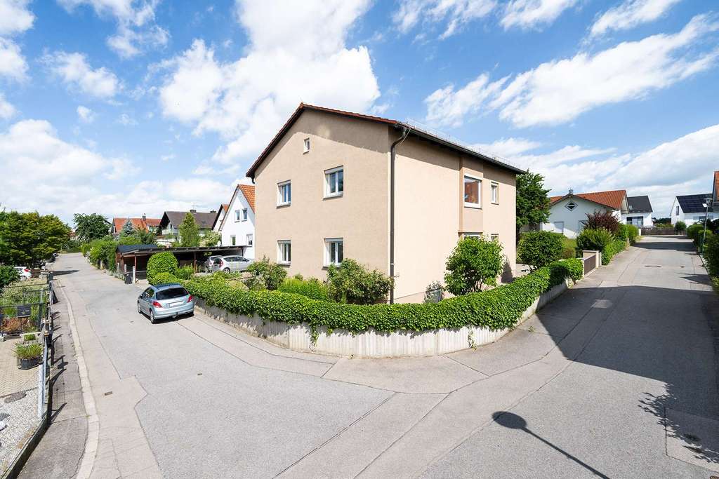 Immobilie in Taufkirchen - Großzügiges Zweifamilienhaus mit Potenzial in schöner Siedlungslage von Taufkirchen - Bild 1