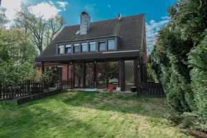 Schönes Einfamilienhaus mit großem, ruhigem und grünem Grundstück und weiterem Baufenster