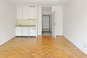 Helles Apartment in ruhiger Lage. Herrlicher Balkon. Beste Infrastruktur. Renovierungsbedarf. – Die vollständige Adresse der Immobilie erhältst du vom Anbieter., 80797 Neuschwabing, München – Vorschaubild 4