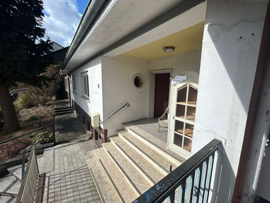 Immobilie in Lauterecken - Wohnen, wo andere Urlaub machen: Freistehender Bungalow mit verwunschenem Garten und Weitblick - Bild 2