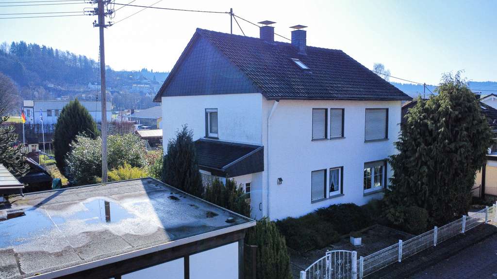 Immobilie in Kreuztal - Viel Platz für Ihre Ideen – Ein- bis Zweifamilienhaus mit großem Grundstück - Bild 1