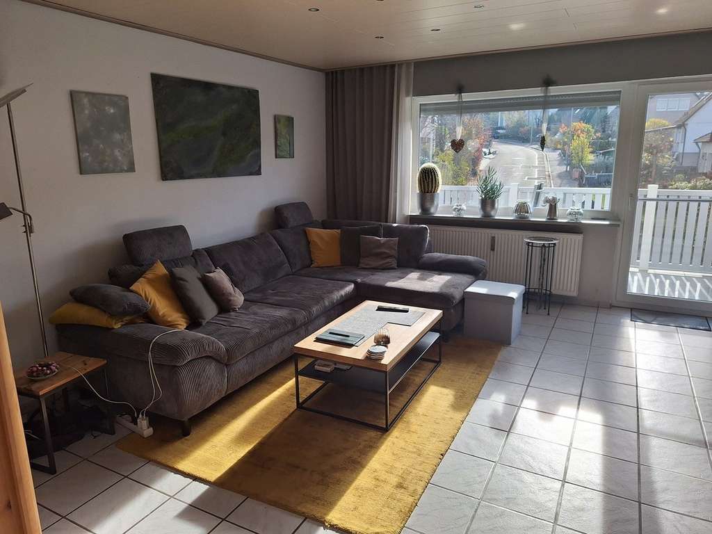 Immobilie in Regenstauf - Großzügige 4,5-Zimmer-Wohnung mit Balkon und Gartenanteil in 4-Familienhaus - Bild 2