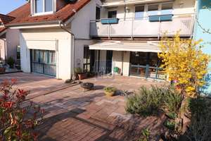 Riesen-Terrasse statt Garten: Perfektes Familienheim mit Balkon, Kachelofen, Doppelgarage, Carport.. – Die vollständige Adresse der Immobilie erhältst du vom Anbieter., 76356 Weingarten (Baden) – Vorschaubild 1