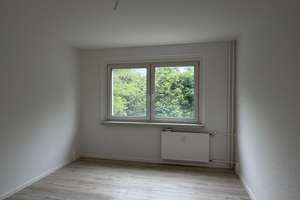 Sanierte Familien-Wohnung mit Balkon und Wannebad! – Havelländer Ring 21, 12629 Hellersdorf, Berlin – Vorschaubild 3