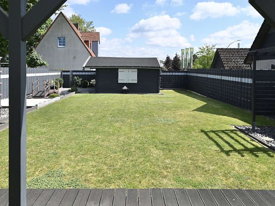 Blick vom Haus zum Gartenhaus