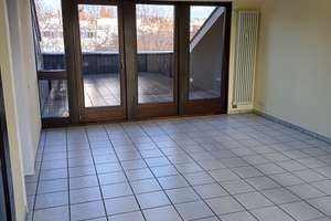 Schöne, geräumige 2 Zimmer-Wohnung mit 2 Balkone mit Sicht über Wiesbaden mit Einbauküche