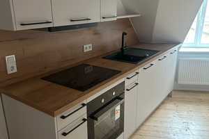 2-Zimmer-DG-Wohnung mit neuer Einbauküche und Tageslichtbad im HH Erstbezug nach Kernsanierung – Häfnergasse 1, 65183 Wiesbaden – Vorschaubild 1