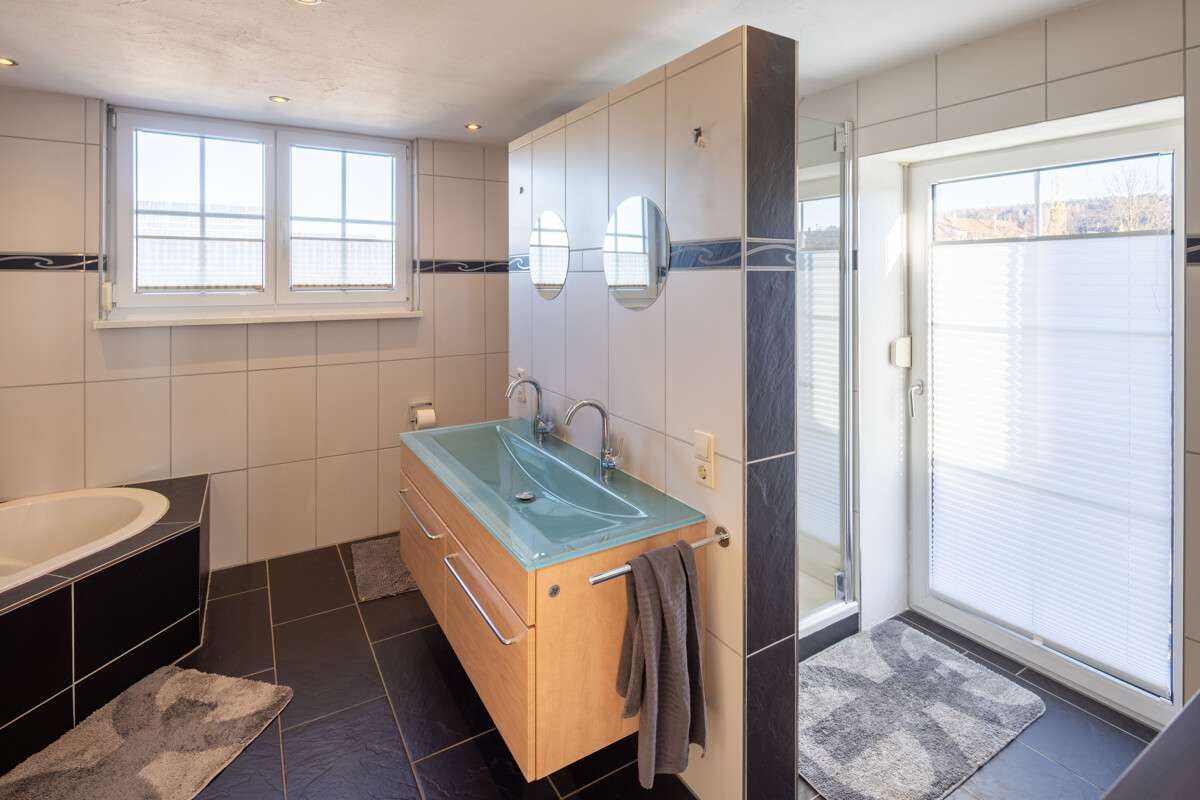 Immobilie in Boos - Komfortables Einfamilienhaus in ruhiger Lage mit Pool, Sauna und Doppelgarage - Bild 2