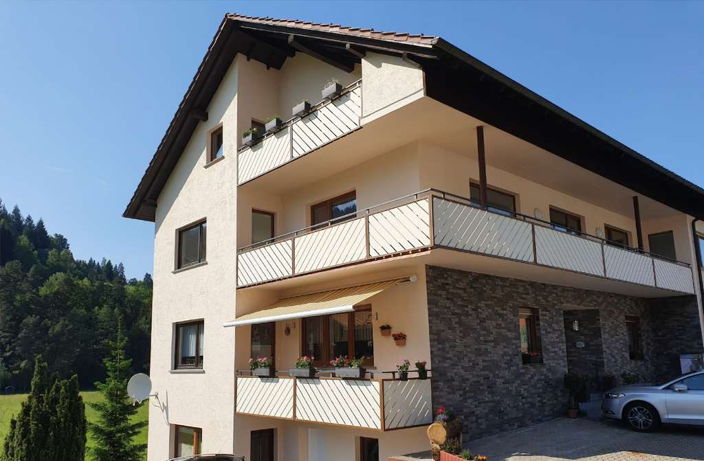 Immobilie in Enzklösterle - Stilvolles Wohnen mit Blick ins Grüne – großzügige Wohnung mit zwei Balkonen - Bild 4