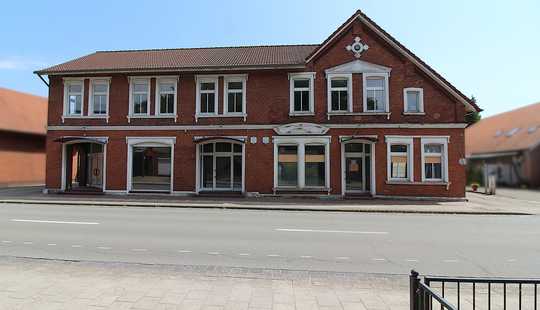 Bild von Großes Wohn- und Geschäftshaus – drei Ladenlokale, fünf Wohnungen im Zentrum von Westoverledingen!