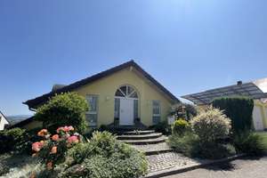 Großzügiges Wohnerlebnis mit Weitblick – stilvolles Einfamilienhaus mit Gartenidylle in Uhingen – Die vollständige Adresse der Immobilie erhältst du vom Anbieter., 73066 Uhingen – Vorschaubild 2