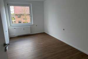 UMFANGREICH RENOVIERT! _ 3-RAUM-WOHNUNG MIT WANNENBAD, GÄSTE-WC UND BALKON IM DUISBURGER-SÜDEN! – Sittardsberger Allee 95, 47249 Buchholz, Duisburg – Vorschaubild 6