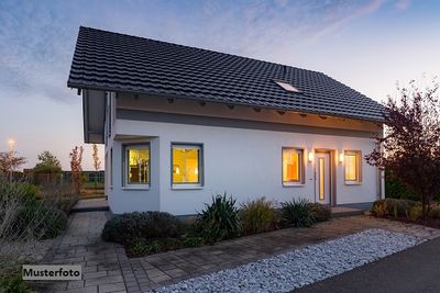 Freistehender Bungalow mit Garten und Garage