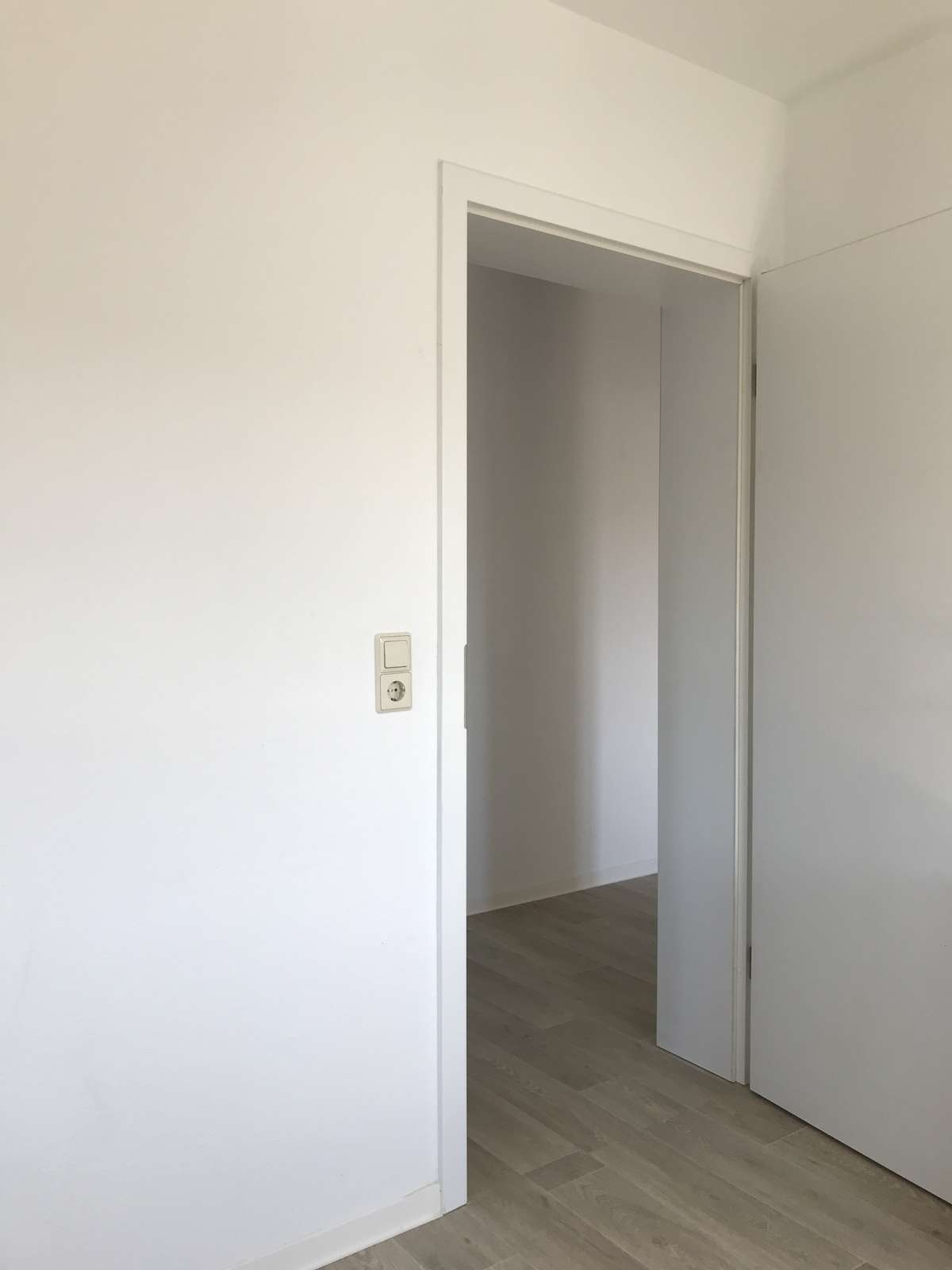 Wohnzimmer-Blick in den Flur