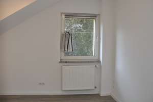Einziehen und wohlfühlen: modernisierte DG-Wohnung, 4 Zimmer, Loggia, Klimaanlage und Gartennutzung – Die vollständige Adresse der Immobilie erhältst du vom Anbieter., 45355 Borbeck-Mitte, Essen – Vorschaubild 9