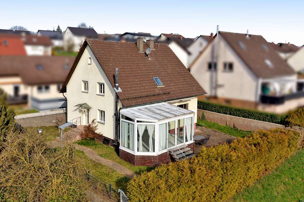 Immobilie in Kraichtal - Doppeltes Wohnvergnügen: Zweifamilienhaus mit (Winter-)Garten und XXL-Garage wartet auf Sie - Bild 3