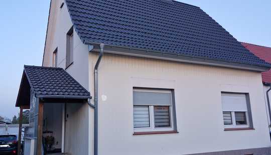 Bild von Haus mit Grundstück und Bauplatz
