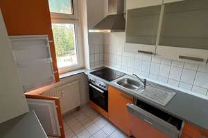 Gemütliche und vermietete DG 2-Zimmer mit Laminat und EBK in guter Lage