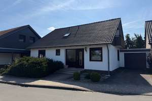 Charmantes Ein-/Zweifamilienhaus mit viel Potential / 2 Wohneinheiten (EG + DG)

