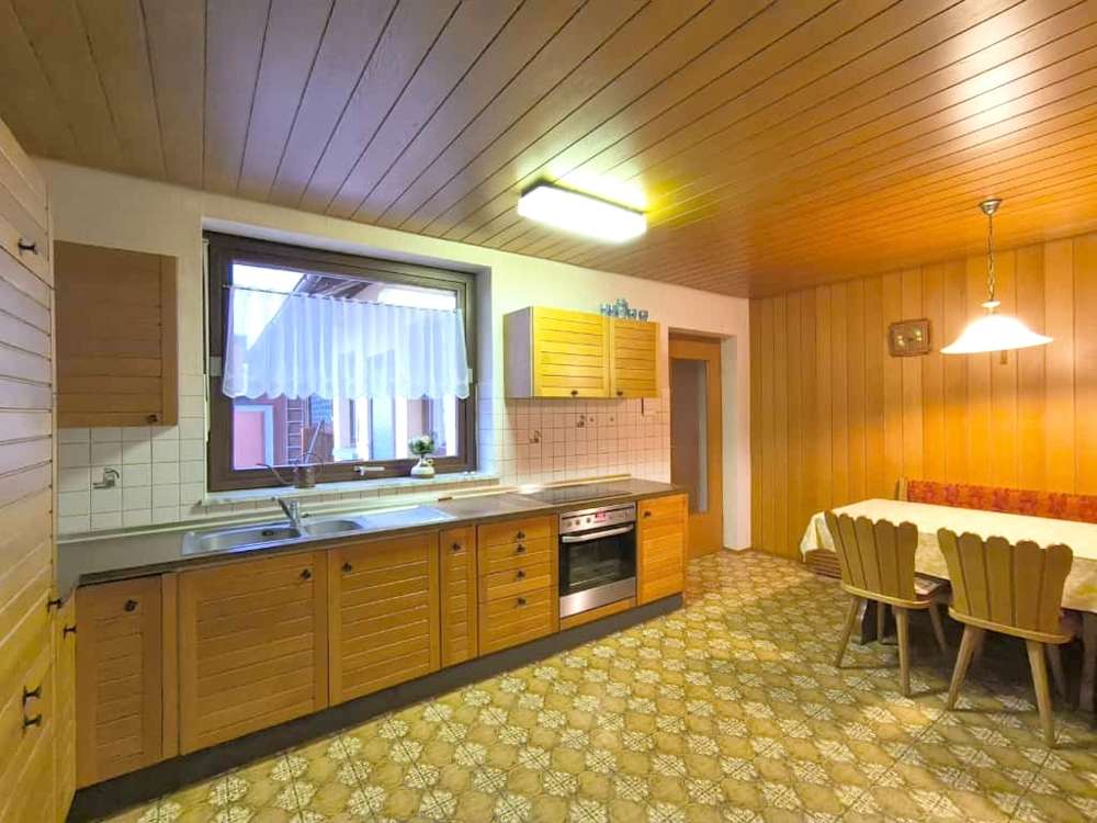 Immobilie in Oberhausen-Rheinhausen - Solides Zweifamilienhaus mit Ausbaureserve und Hof – perfekt für Familien oder kreative Selbstgestal - Bild 0