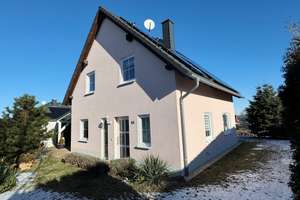Modernes Einfamilienhaus in ruhiger Siedlung mit effizienter Wärmepumpe aus 2023 – Die vollständige Adresse der Immobilie erhältst du vom Anbieter., 8209 Auerbach/Vogtland – Vorschaubild 1