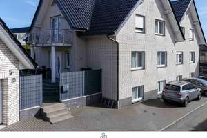 DHH mit Einliegerwohnung, Balkon & Terrasse - viel Platz für Ihre Familie – Die vollständige Adresse der Immobilie erhältst du vom Anbieter., 33184 Altenbeken – Vorschaubild 1