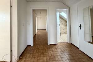 3-Zimmer-Dachgeschosswohnung (ohne Balkon) mit Gartenanteil, frei ab sofort – Feldmochinger Straße 351, 80995 Feldmoching, München – Vorschaubild 2