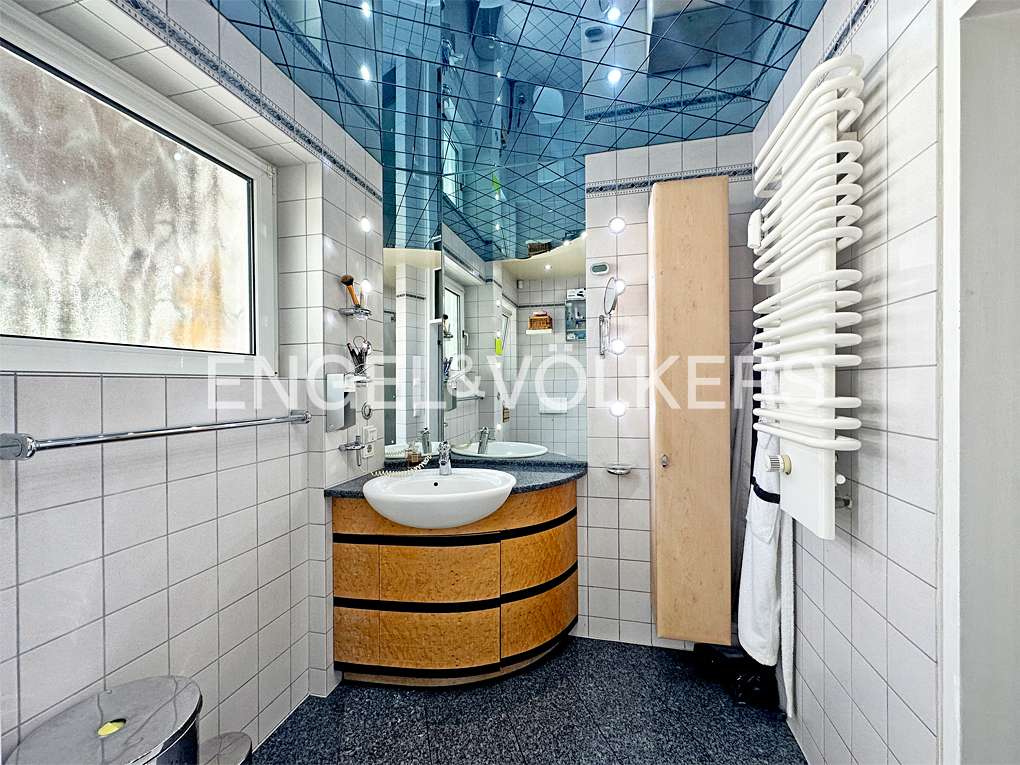 Immobilie in Ransbach-Baumbach - Modernisiertes Wohngebäude mit Büroeinheit und schöner Gartenanlage - Bild 2