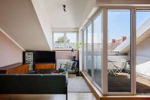 Modernes Dachgeschoss mit 2 Zimmern, Terrasse und offenem Wohnkonzept – Wrangelstraße 90, 10997 Kreuzberg, Berlin – Vorschaubild 1