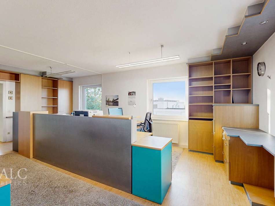 Großzügiger Bürobereich