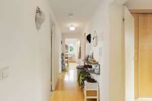 BRUMANI | Attraktive 3-Zimmer-Wohnung mit Homeoffice, Balkon und zwei Stellplätzen in Freiburg – 79114 Weingarten, Freiburg im Breisgau – Vorschaubild 2