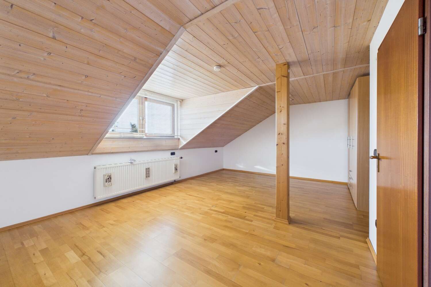 Immobilie in Gessertshausen - Sofort bezugsbereit: Gepflegte Doppelhaushälfte mit Gartenidylle und großzügigem Raumkonzept - Bild 3