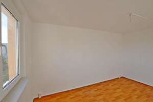 Bezug sofort möglich! 3-Raum-Wohnung, Badewanne, Aufzug, Balkon, PKW-Stellplatz! – Am Rosengarten 29, 6526 Sangerhausen – Vorschaubild 7