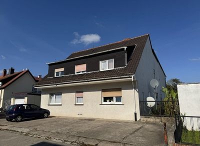Vierfamilienhaus mit drei Garagen