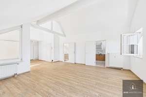 Erstbezug nach Renovierung - 
Helle DG-Wohnung mit Loggia