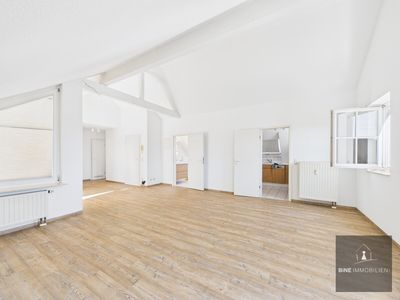 Erstbezug nach Renovierung - 
Helle DG-Wohnung mit Loggia