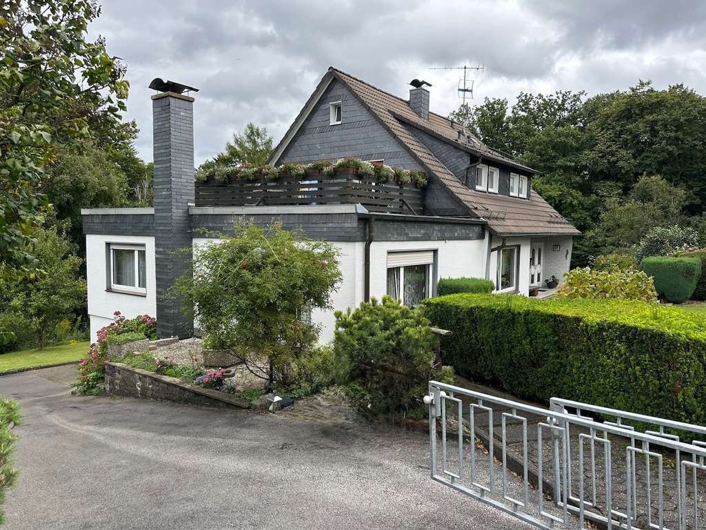 Immobilie in Wermelskirchen - Gemütliches Zuhause mit Kamin, Pool und großem Garten in Wermelskirchen - Bild 2