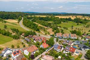 KN-Dettingen: Freistehendes Einfamilienhaus mit Garten, Garage und Einliegerbereich - frei 01.09.26 – Die vollständige Adresse der Immobilie erhältst du vom Anbieter., 78465 Dettingen, Konstanz – Vorschaubild 3