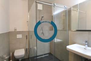 BARRIEREFREIE WOHNUNG MIT TERRASSE & GEMEINSCHAFTSGARTEN - TG-STELLPLATZ - IDEAL FÜR EINE FAMILIE – Rudower Str. 44 bb, 12524 Altglienicke, Berlin – Vorschaubild 1
