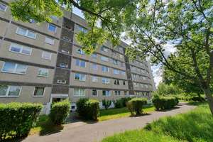 Familienfreundliche 3-Raum-Wohnung mit gr. Loggia im Grünen – Schönauer Ring 35, 4205 Schönau, Leipzig – Vorschaubild 1