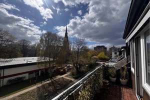 Charmante 2-Zimmer-Dachgeschosswohnung in ruhiger Lage mit Balkon mit Blick auf den Eichtalpark   – Walther-Mahlau-Stieg 3, 22041 Wandsbek (Ortsteil), Hamburg – Vorschaubild 2