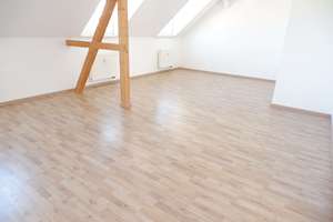 TOP Whg. im Dachgeschoss = 3.OG / Laminat / inkl. EBK ! PROVISIONSFREI ! – Lützowstraße 42, 9119 Kappel, Chemnitz – Vorschaubild 1